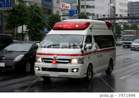 雨の中を走る救急車 7971996