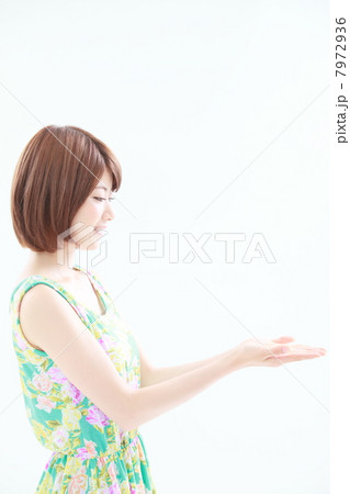○○を紹介する女性 ○○を紹介する女性 7972936