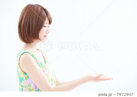 ○○を紹介する女性 7972937