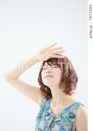 日差しを遮る女の子 7972984