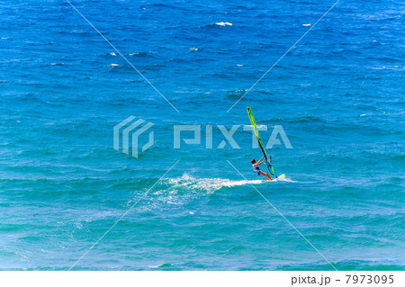 女性のウインドサーファー 7973095