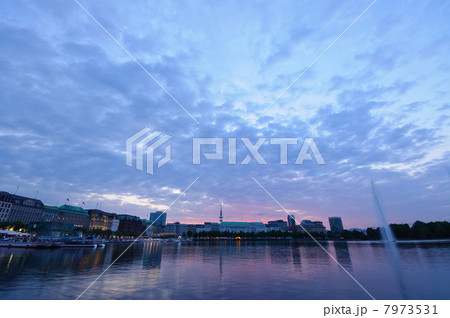 ドイツ 夕暮れ時のハンブルク旧市街とアルスター湖 ドイツ 夕暮れ時のハンブルク旧市街とアルスター湖 7973531