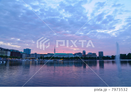ドイツ 夕暮れ時のハンブルク旧市街とアルスター湖 ドイツ 夕暮れ時のハンブルク旧市街とアルスター湖 7973532