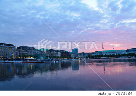 ドイツ　夕暮れ時のハンブルク旧市街とアルスター湖 7973534