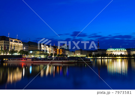 ドイツ　ハンブルク旧市街とアルスター湖の夜景 7973581
