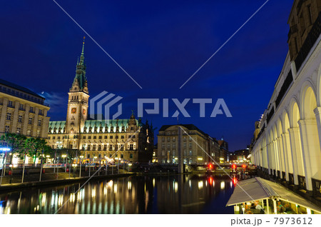 ドイツ　ハンブルク市庁舎の夜景 7973612