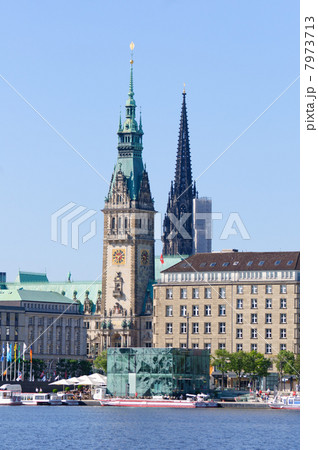 ドイツ　ハンブルク旧市街とアルスター湖 7973713