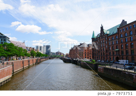 ドイツ　ハンブルク港と倉庫街 7973751