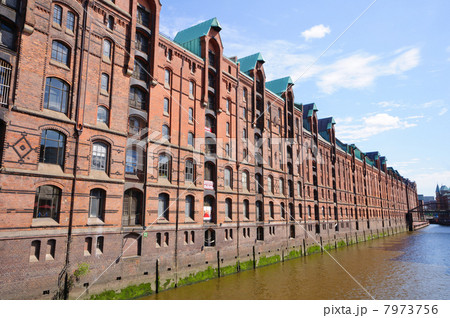 ドイツ　ハンブルク港と倉庫街 7973756