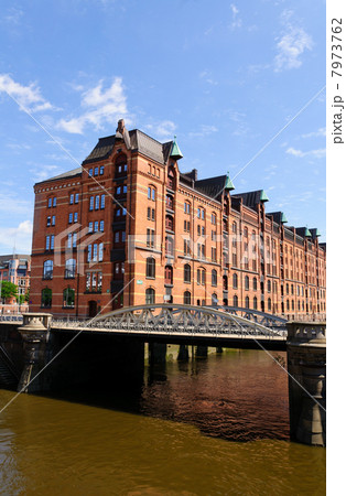 ドイツ　ハンブルク港と倉庫街 7973762