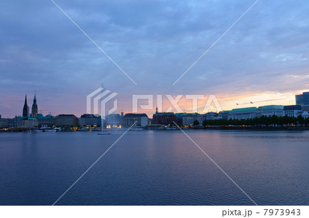 ドイツ　夕暮れのハンブルク旧市街とアルスター湖 7973943