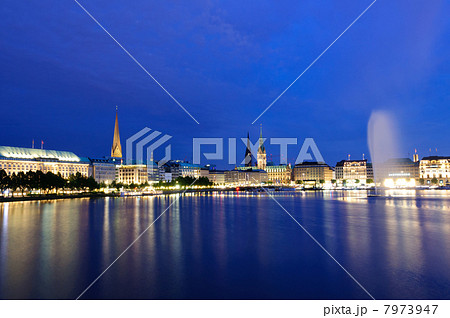 ドイツ 夕暮れのハンブルク旧市街とアルスター湖 ドイツ 夕暮れのハンブルク旧市街とアルスター湖 7973947