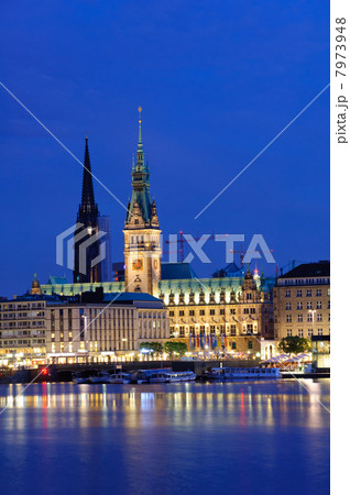 ドイツ 夕暮れのハンブルク旧市街とアルスター湖 ドイツ 夕暮れのハンブルク旧市街とアルスター湖 7973948