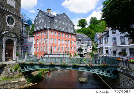 ドイツ　モンシャウの町並み 7974097