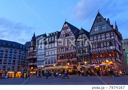 ドイツ　夕暮れのフランクフルト・レーマー広場 7974167