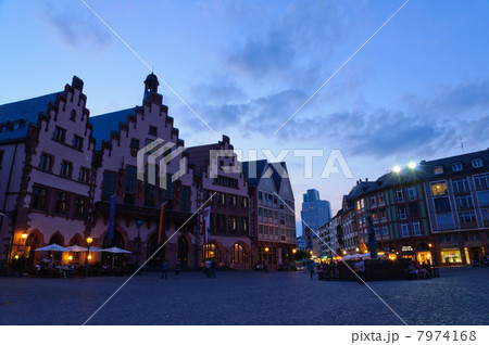 ドイツ　夕暮れのフランクフルト・レーマー広場 7974168