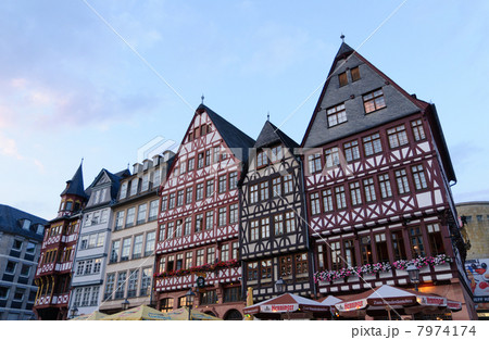 ドイツ　夕暮れのフランクフルト・レーマー広場 7974174