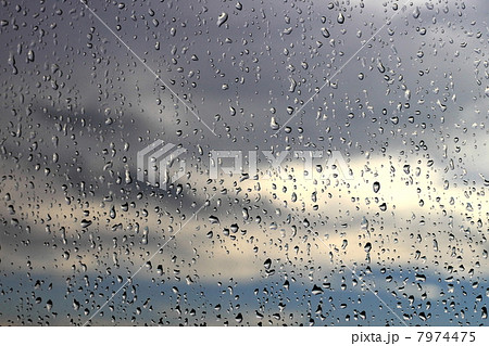 窓ガラスに付いた雨粒 窓ガラスに付いた雨粒 7974475