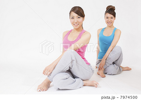 フィットネスする2人の女性 フィットネスする2人の女性 7974500