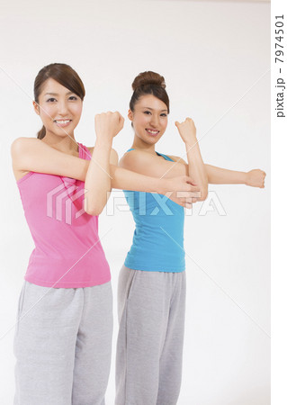 ストレッチする2人の若い女性 ストレッチする2人の若い女性 7974501