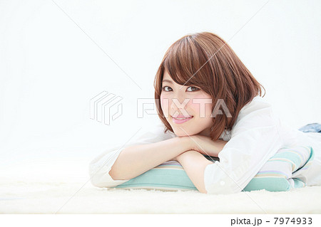居眠りする女性 7974933