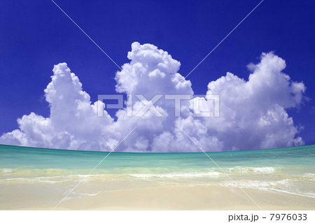入道雲と砂浜の写真素材