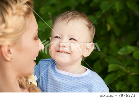 happy boy with mom 7976573