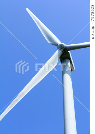 青空を見上げる風車 7978628