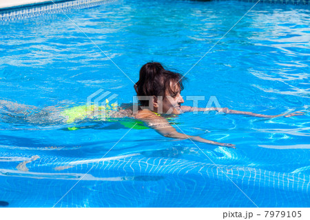 Middle-aged woman swims in the swimming pool 7979105