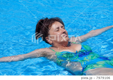 Middle-aged woman swims in the swimming pool 7979106