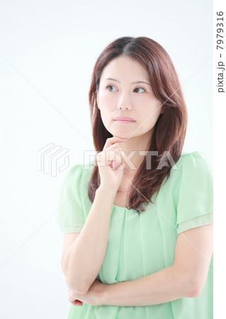 考える　ミドル女性 7979316