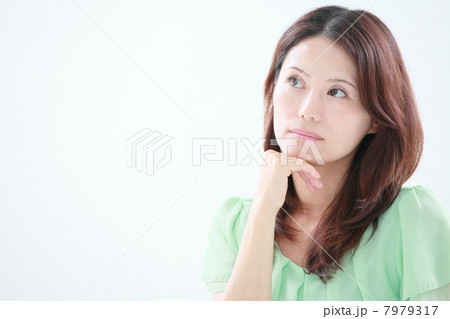 考える　ミドル女性 7979317