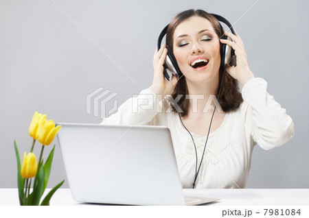 girl in headphones 7981084