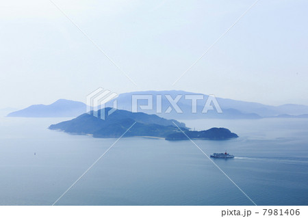 小豆島重ね岩から眺望 小豊島と豊島の島並み 7981406