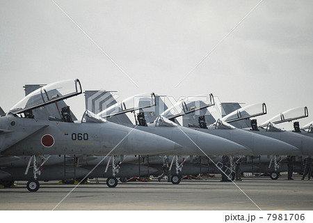 駐機中の複数の航空自衛隊 戦闘機 F 15の写真素材