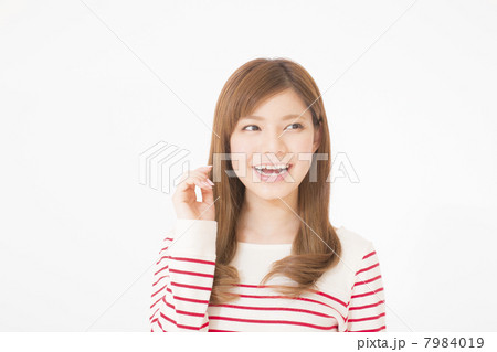 笑顔の若い女性 笑顔の若い女性 7984019