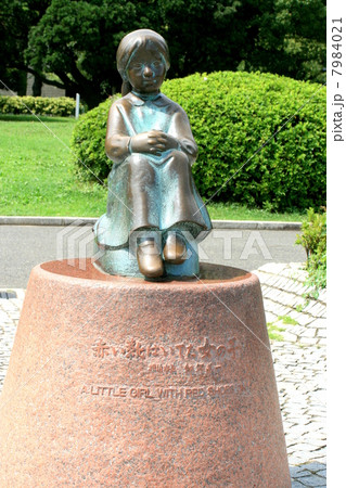 叶わなかったアメリカでの暮らしを夢見て遠く海を見つめる少女像 7984021