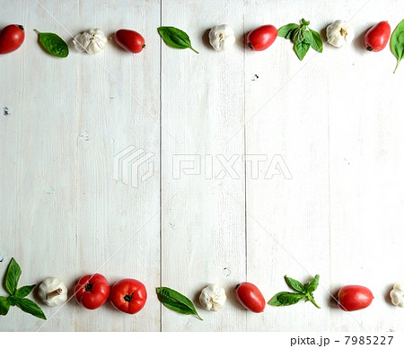 トマトとにんにくとバジル 白板背景の写真素材