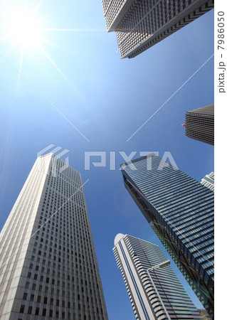 太陽の光と高層ビル 7986050