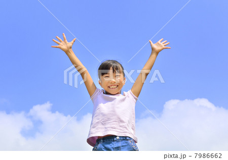 青空でバンザイする女の子 青空でバンザイする女の子 7986662