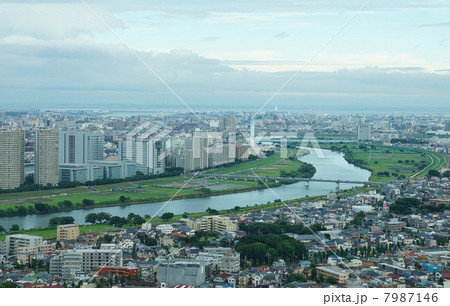 川のある風景・多摩川大橋の先に霞む東京湾の見える多摩川下流方向