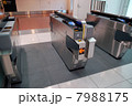 電車の改札口 7988175