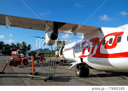 空港に駐機する飛行機とリゾート風景 7988180