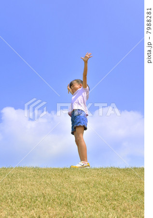 青空でバンザイする女の子 7988281