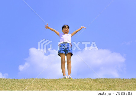 青空でバンザイする女の子 7988282