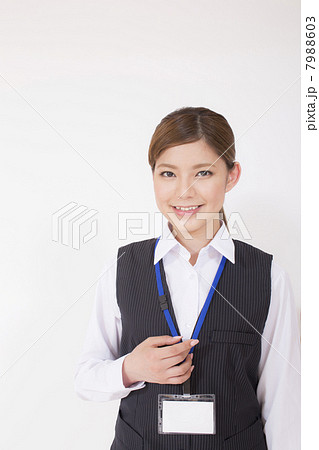 笑顔の若い事務員 7988603