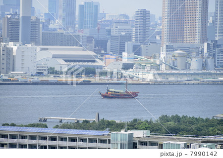 御座船と高層ビル群　 7990142