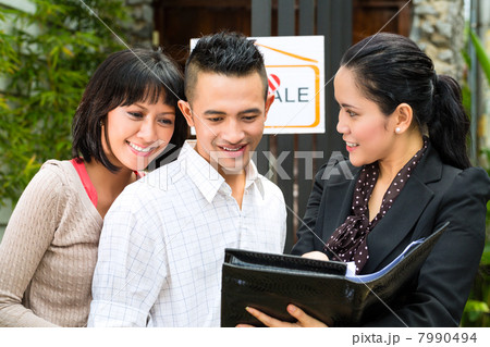Asian couple looking for real estate 7990494