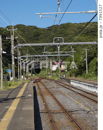 上総興津駅と線路と青空 上総興津駅と線路と青空 7991527
