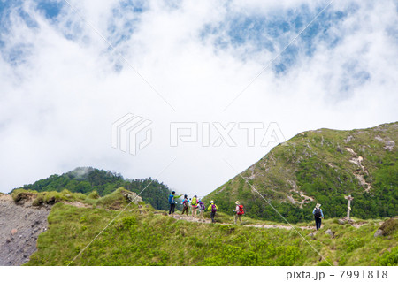 日光白根山山頂を歩く登山客 7991818